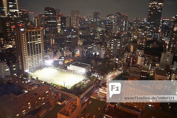 Stadtbildansicht mit Wolkenkratzern und Sportplatz bei Nacht  Tokio  Japan
