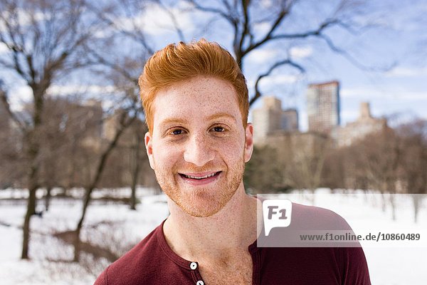 Porträt eines rothaarigen jungen Mannes im verschneiten Central Park  New York  USA