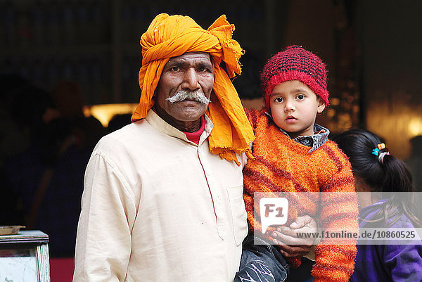 Opa mit Enkel  Jorethang  Sikkim  Indien  Asien