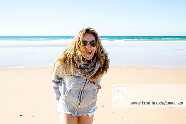 Bildnis einer reifen Frau mit langen blonden Haaren am Strand Conil de la Frontera Spanien