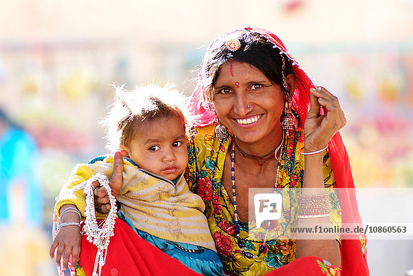 Mutter mit Kleinkind  Jaisalmer  Rajasthan  Indien  Asien