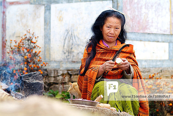 Inderin bereitet Essen zu  Sikkim  Indien  Asien