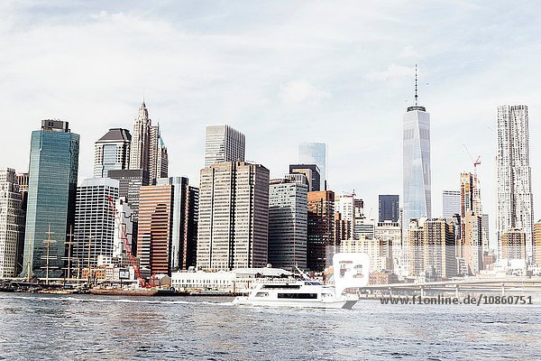 Stadtbild von East River und Freedom Tower  New York  USA