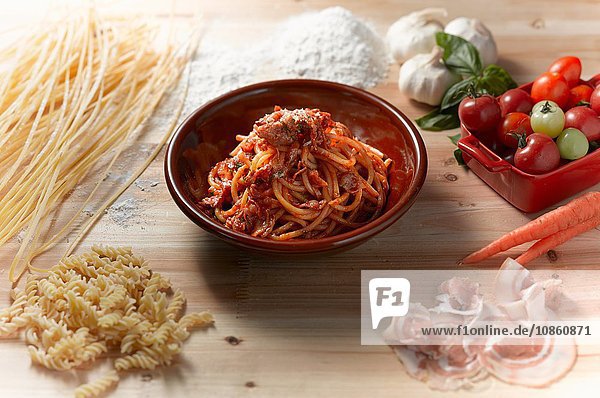 Hochwinkelansicht von Spaghetti mit Parmaschinkensauce in Schüssel