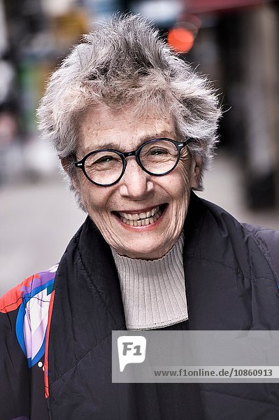 Porträt einer älteren Frau  lächelnd