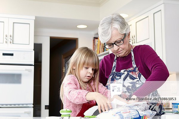 Mädchen und Großmutter bereiten fettdichtes Papier vor