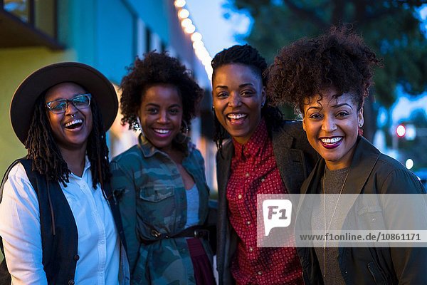 Porträt von vier Freundinnen  im Freien  lachend