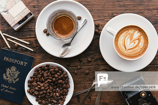 Draufsicht auf Kaffees Kaffeebohnen und amerikanischen Pass auf dem Tisch des Cafés