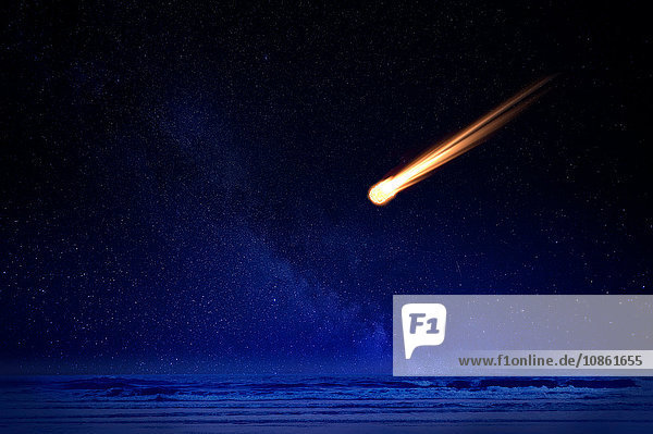 Meteor am Nachthimmel über dem Ozean fallend
