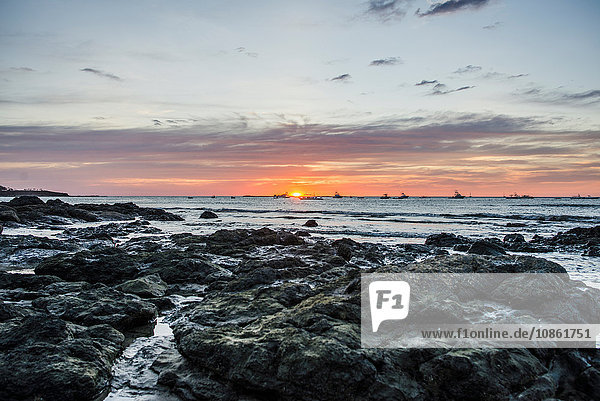Sonnenuntergang Meereslandschaft und Felsen  Strand von Tamarindo  Guancaste  Costa Rica