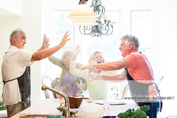 Gruppe von Senioren mit Spaß in der Küche