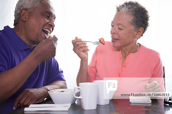 Älteres Ehepaar beim gemeinsamen Frühstück
