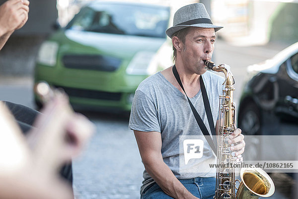 Straßenmusikant  der Saxophon spielt
