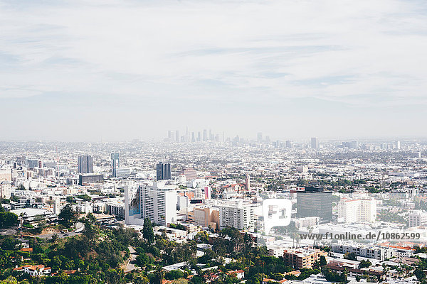Erhöhte Ansicht der Stadtlandschaft mit smogiger Skyline in der Ferne  Los Angeles  Kalifornien  USA