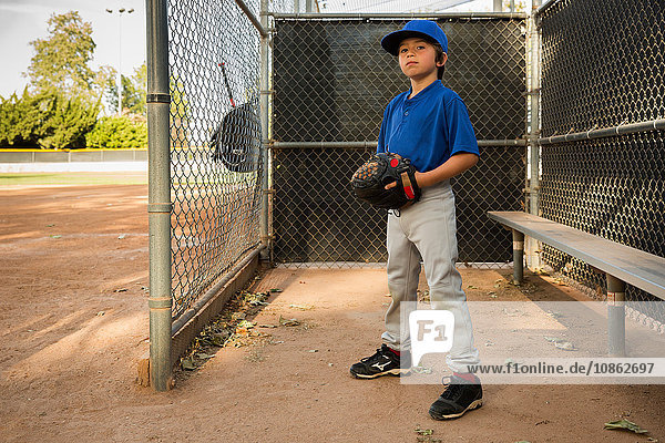 Porträt eines Jungen  der beim Baseball-Training einen Baseball-Handschuh trägt