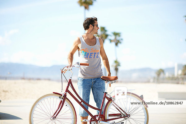 Mann im Rückblick beim Radfahren in Venice Beach  Los Angeles  Kalifornien  USA