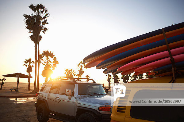 Mehrfarbige Surfbretter am Fahrzeug festgebunden  Venice Beach  Los Angeles  USA