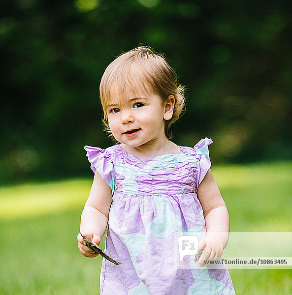 Porträt eines süßen weiblichen Kleinkindes im Park