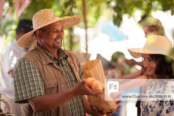 Markthändler  der Zwiebeln an Touristen verkauft