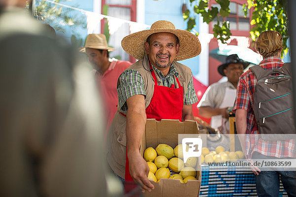 Markthändler verlockt Käufer zum Zitronenkauf