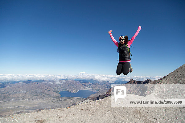Junge Frau auf dem Berggipfel  vor Freude springen  Mt. St. Helens  Oregon  USA