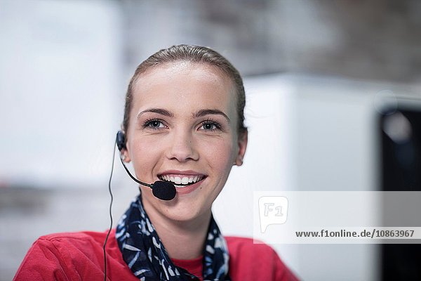Porträt einer im Callcenter tätigen Telefonistin