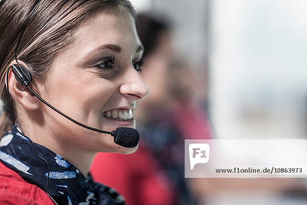 Nahaufnahme einer weiblichen Telefonistin,  die im Callcenter arbeitet