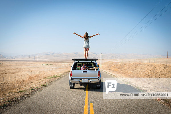 Frau auf dem Autodach stehend  Highway 1  Kalifornien  USA