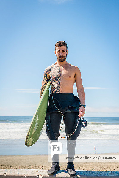 Surfer mit Surfbrett  San Francisco  Kalifornien  USA