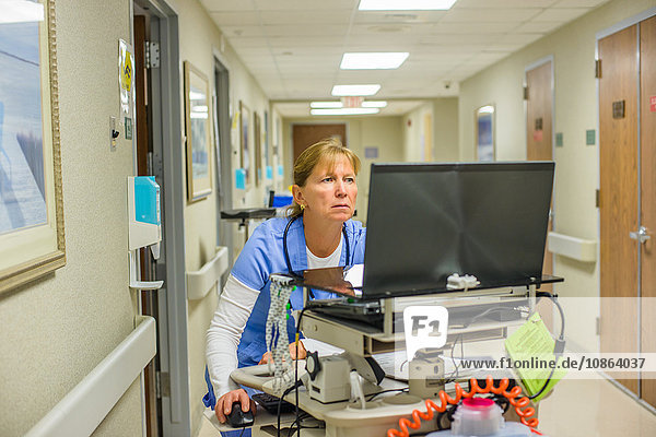 Krankenhauspersonal benutzt Computer zur Analyse und Überwachung von Patienten