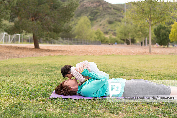 Mutter trainiert mit Baby im Park
