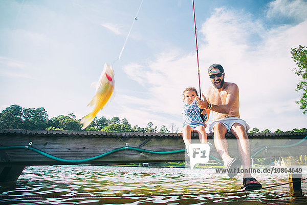Vater und Tochter beim Fischen im Lake Jackson  Atlanta  Georgia  USA