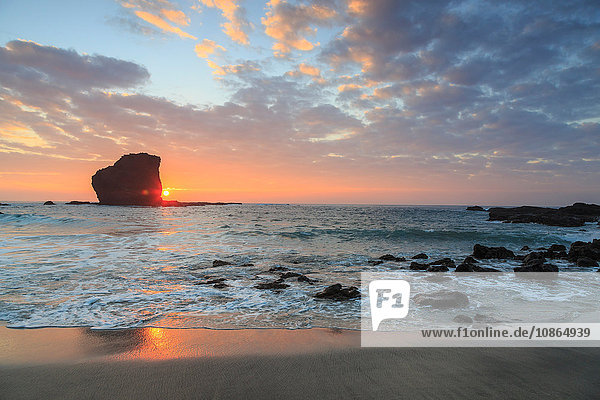 Blick vom Strand in der Manele-Bucht von Puu Pehe (Sweetheart Rock) bei Sonnenaufgang  Südküste der Insel Lanai  Hawaii  USA