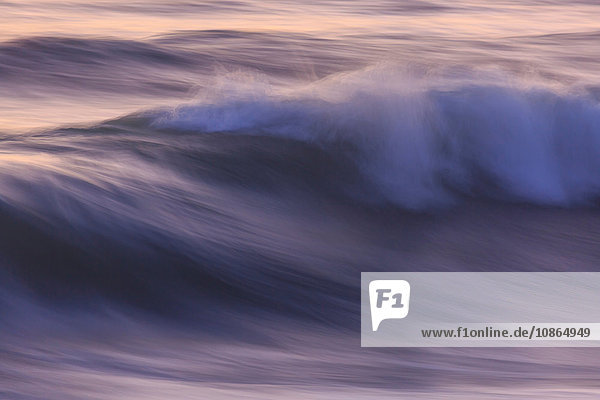 Wellenmuster im Pazifischen Ozean nach Sonnenuntergang,  Pazifikstrand,  San Diego,  CA,  USA