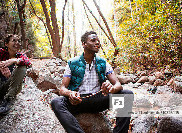Junge männliche und weibliche Wanderer sitzen auf Felsen im Wald  Arcadia  Kalifornien  USA