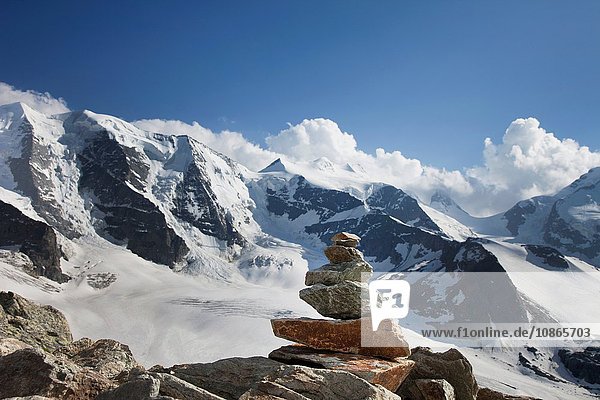 Von schneebedeckten ländlichen Bergen gestapelte Felsen