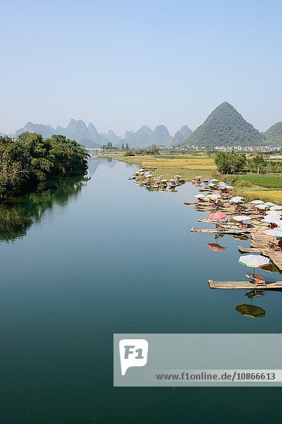 Boote legen im Stillwasser an