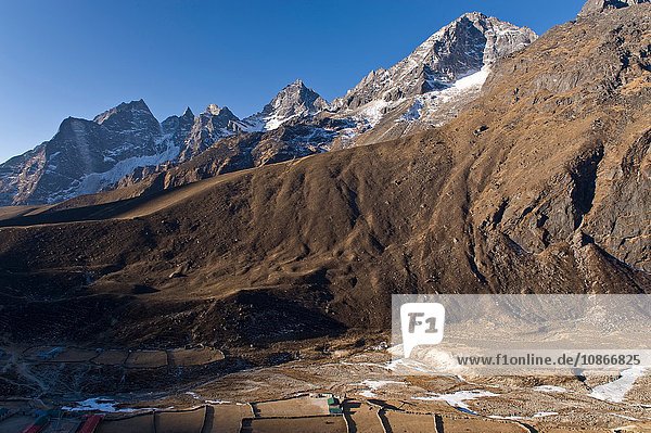 Schneebedeckte Berge über dem Tal