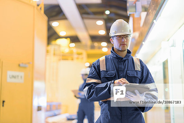 Porträt eines Arbeiters in der Erzeugungshalle eines Wasserkraftwerks