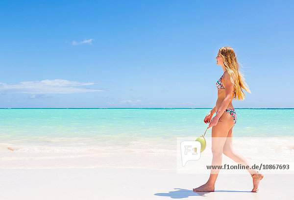 Junge Frau im Bikini am Strand spazieren  Dominikanische Republik  Karibik