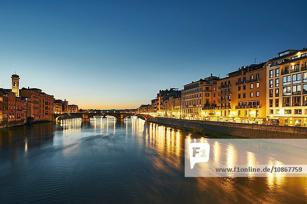 Stadtbild des Arno bei Nacht  Florenz  Italien