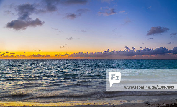 Sonnenuntergang Meereslandschaft  Dominikanische Republik  Karibik