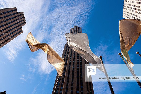 Flaggen am Rockefeller Center Manhattan New York City USA
