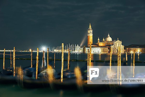 Verschwommene Gondeln vor der Kirche San Giorgio Maggiore bei Nacht,  Venedig,  Italien