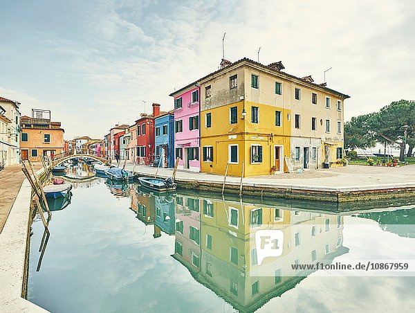 Traditionelle mehrfarbige Häuser am Kanalufer  Burano  Venedig  Italien