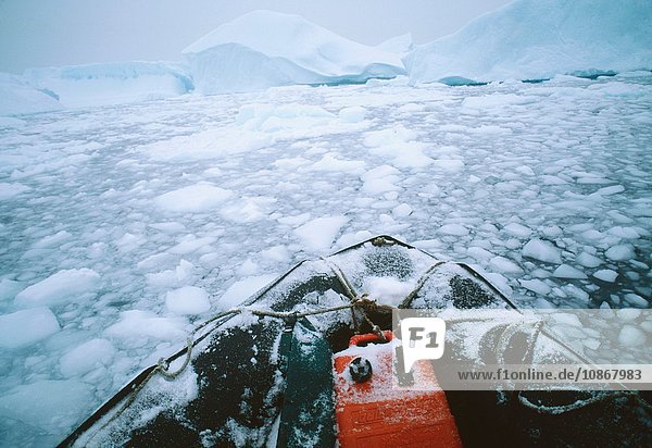 Zodiac Aufblasbare Wasserfahrzeuge die sich durch Eisströme Eisberge Antarktische Halbinsel Antarktis