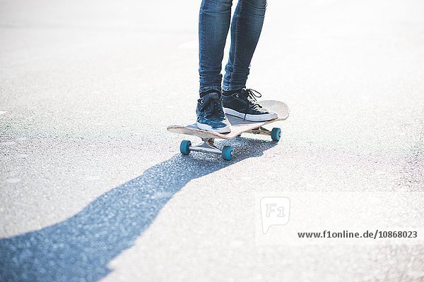 Beine der männlichen städtischen Skateboarder swerve Skateboarding auf der Straße