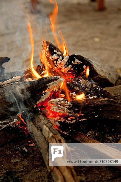Ein Lagerfeuer im Abu Camp eine Luxussafari im Okavango-Delta Botswana
