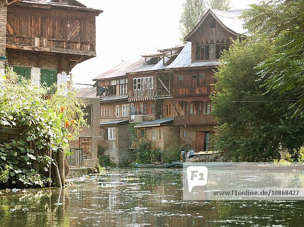 Am Dal-See gebaute Häuser Srinigar Kaschmir Indien