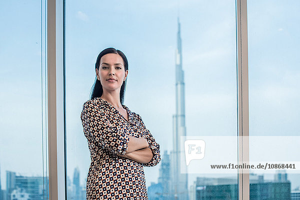 Porträt einer Geschäftsfrau am Fenster  Dubai  Vereinigte Arabische Emirate